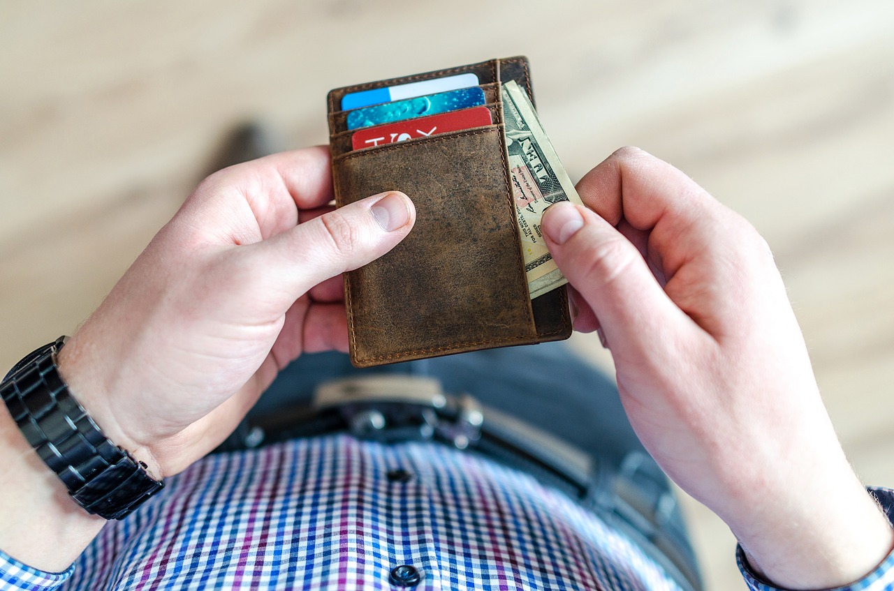 Why You Need A Thin Card Wallet