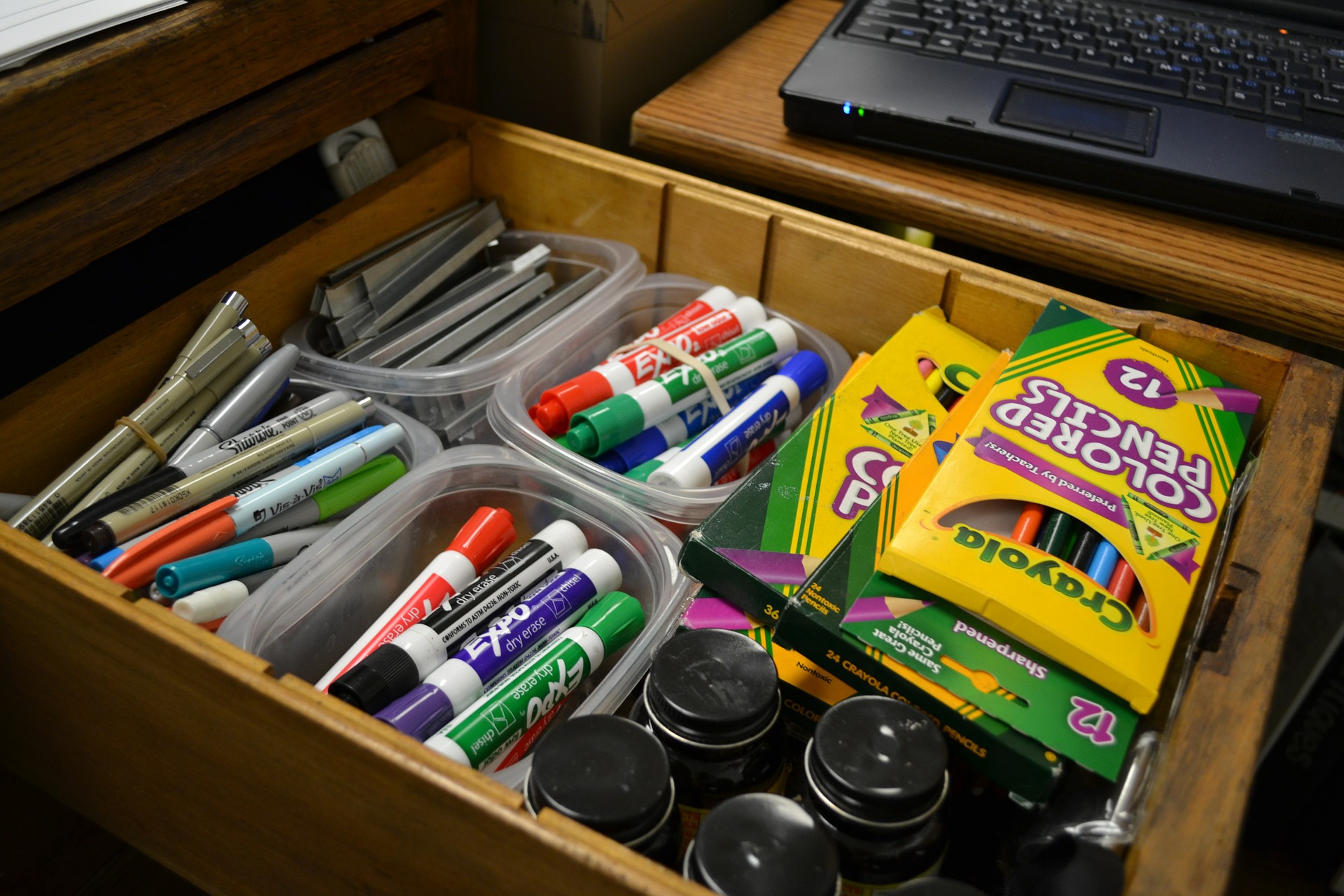 5 Clever Ways To Store Your Office Supplies Under Your Desk