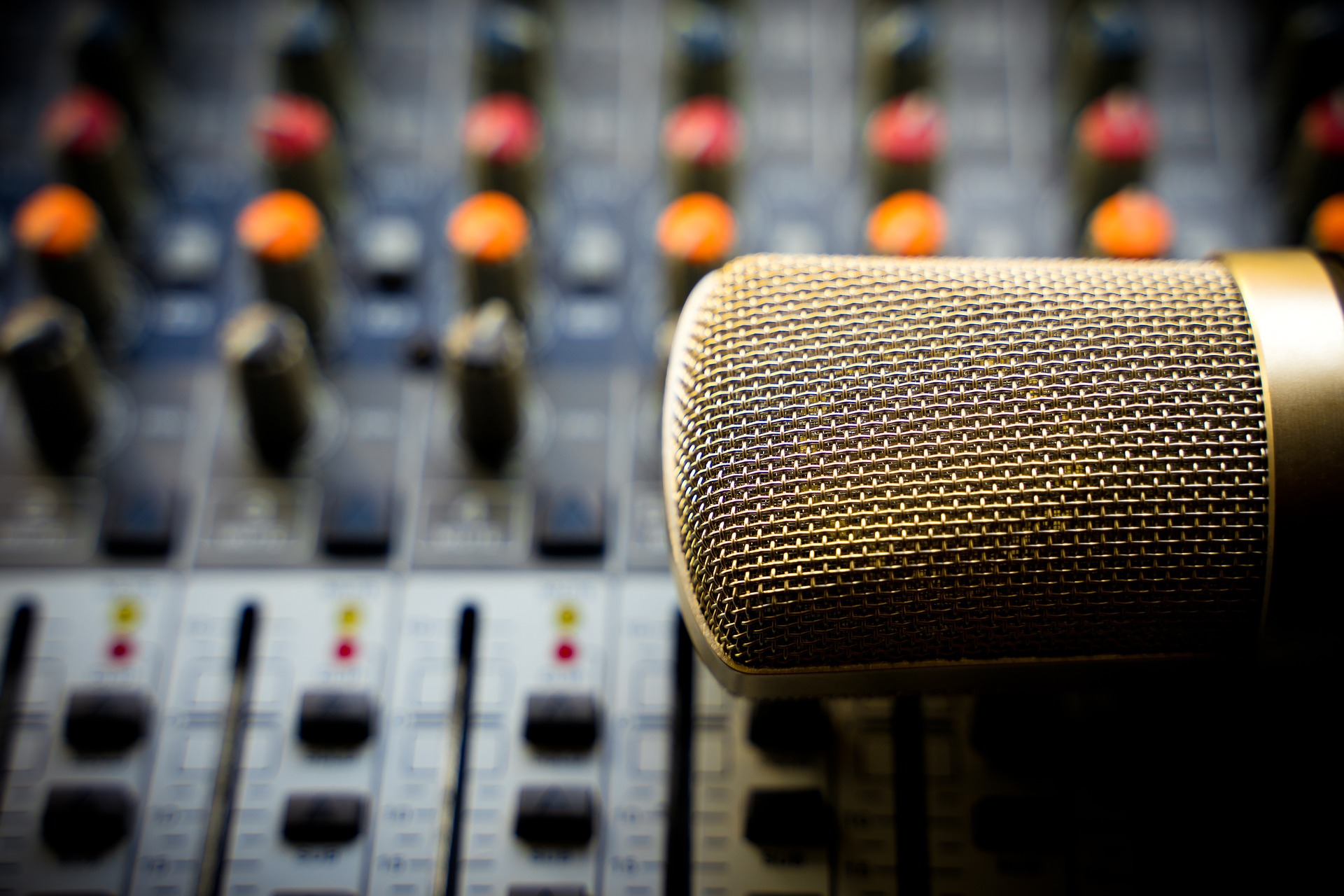 How To Hire A Podcast Studio: 3 Points You Need To Know