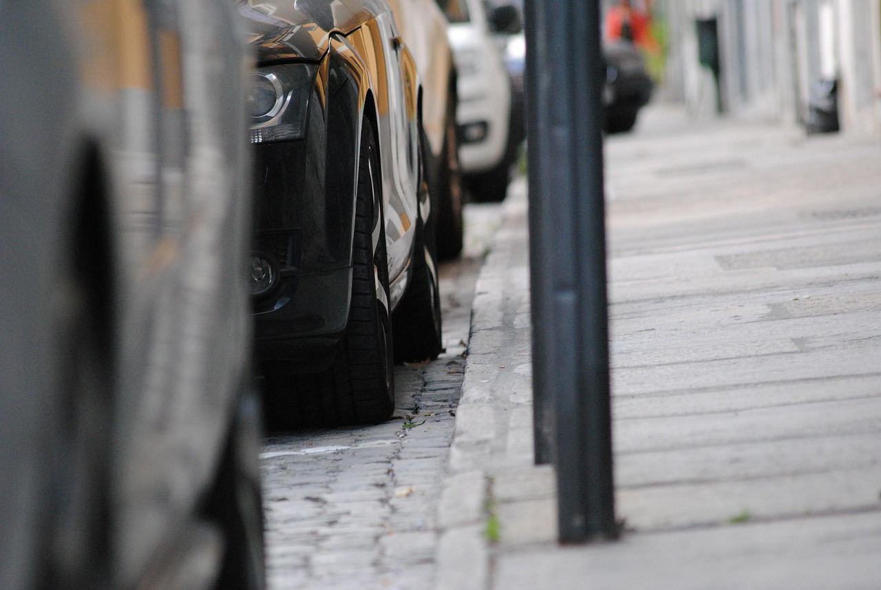 cars-2381771_1280
