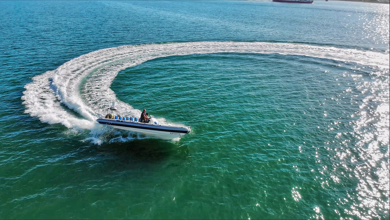 fast-boat-3851521_1280